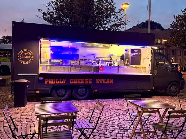 meidät löytää myös Helsingin Rautatientorilta, missä Mr. Delicious Food Truck palvelee kaupunkilaisia ja matkailijoita keskellä vilkasta kaupunkielämää.